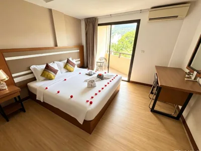 Queen Room mit Balkon — patong v hotel